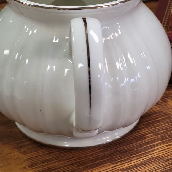 Regal Manor Fine China Teapot by Robinson Design Group, Made in Japan 1989 - Picture 6 of 10